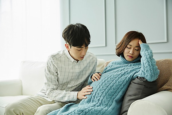 포토 JPG 부부 응시 여자 남자 신혼부부 실내 사람 앉기 상반신 20대 성인 두명 옆모습 소파 눈감음 임신 고통 한국인 걱정 부부라이프 성인만 베이비샤워 국내포토 라이프스타일 커플 시선 감정 뷰포인트 의자 모션 동양인 이벤트 청년 내부 신혼 파일형식