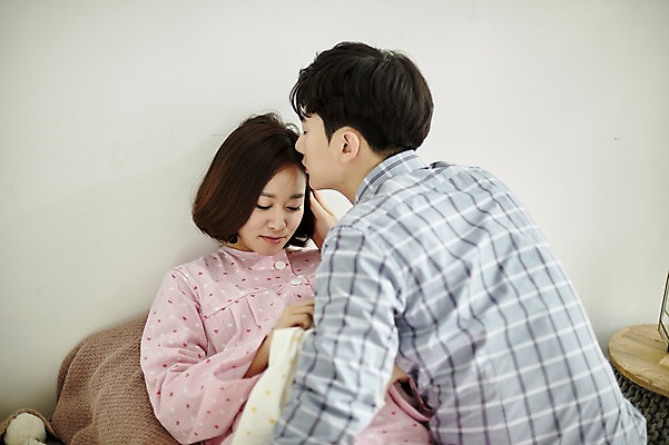 포토 JPG 부부 여자 남자 신혼부부 안기 키스 실내 사람 앉기 상반신 20대 성인 앞모습 뒷모습 세명 임산부 임신 한국인 출산 부부라이프 한살 성인만 국내포토 라이프스타일 커플 뷰포인트 모션 동양인 청년 내부 연령 애정표현 신혼 파일형식