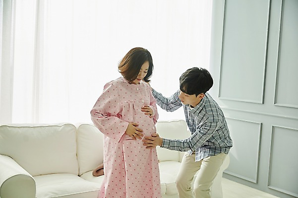 포토 JPG 부부 여자 남자 신혼부부 실내 서기 사람 상반신 20대 성인 앞모습 옆모습 임산부 임신 만지기 한국인 출산 복부 부부라이프 성인만 국내포토 라이프스타일 커플 뷰포인트 모션 동양인 청년 내부 신체부위 신혼 파일형식