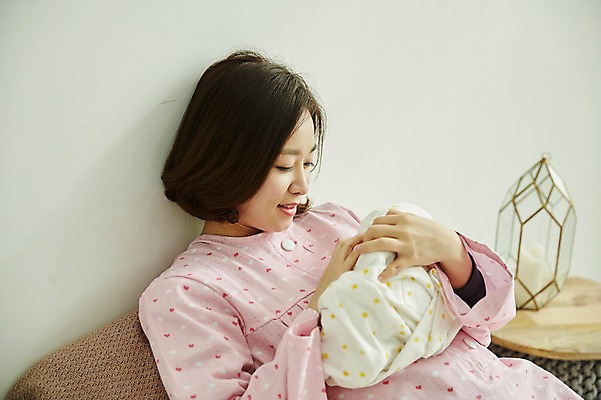 포토 JPG 부부 응시 여자 신혼부부 안기 실내 미소 사람 앉기 상반신 20대 성인 두명 옆모습 기댐 임산부 임신 한국인 아기 출산 부부라이프 한살 국내포토 라이프스타일 커플 시선 뷰포인트 모션 표정 동양인 청년 내부 연령 신혼 파일형식