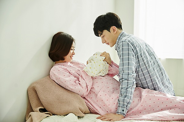 포토 JPG 부부 응시 여자 남자 신혼부부 안기 실내 미소 사람 앉기 상반신 20대 성인 옆모습 세명 임산부 임신 한국인 아기 출산 부부라이프 한살 국내포토 라이프스타일 커플 시선 뷰포인트 모션 표정 동양인 청년 내부 연령 신혼 파일형식