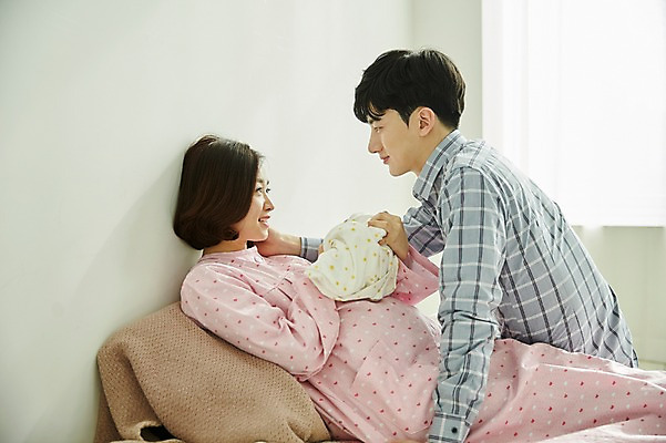 포토 JPG 부부 응시 여자 남자 신혼부부 안기 실내 미소 사람 앉기 상반신 20대 성인 옆모습 세명 마주보기 임산부 임신 한국인 아기 출산 부부라이프 한살 국내포토 라이프스타일 커플 시선 뷰포인트 모션 표정 동양인 청년 내부 연령 신혼 파일형식