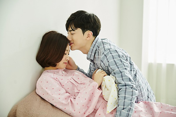 포토 JPG 부부 여자 남자 신혼부부 안기 키스 실내 미소 사람 앉기 상반신 20대 성인 옆모습 세명 눈감음 임산부 임신 한국인 아기 출산 부부라이프 한살 국내포토 라이프스타일 커플 뷰포인트 모션 표정 동양인 청년 내부 연령 애정표현 신혼 파일형식