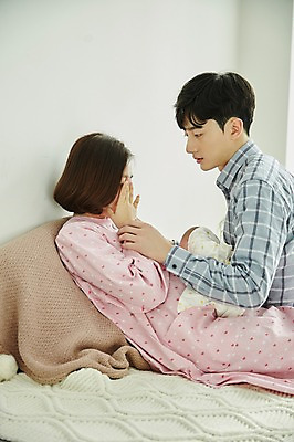 포토 JPG 부부 응시 여자 남자 신혼부부 안기 실내 사람 앉기 상반신 20대 성인 옆모습 세명 임산부 임신 한국인 아기 출산 눈물 부부라이프 한살 국내포토 라이프스타일 커플 시선 감정 뷰포인트 모션 동양인 청년 내부 연령 신혼 파일형식