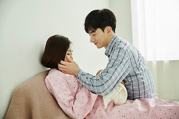 포토 JPG 부부 응시 여자 남자 신혼부부 안기 실내 미소 사람 앉기 상반신 20대 성인 옆모습 세명 임산부 임신 한국인 아기 출산 눈물 닦기 부부라이프 한살 국내포토 라이프스타일 커플 시선 감정 뷰포인트 모션 표정 동양인 청년 내부 연령 신혼 파일형식