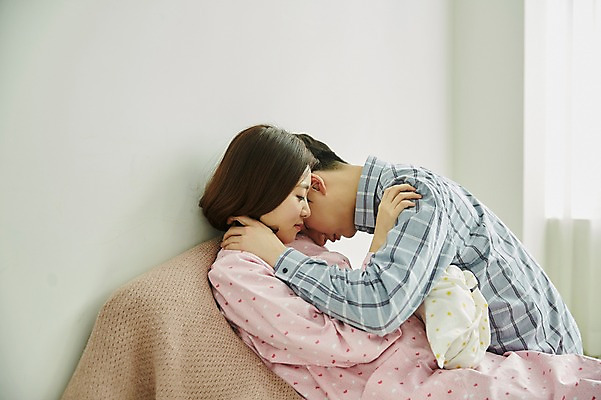 포토 JPG 부부 여자 남자 신혼부부 안기 포옹 실내 사람 앉기 상반신 20대 성인 옆모습 세명 눈감음 기댐 임산부 임신 한국인 아기 출산 눈물 부부라이프 한살 국내포토 라이프스타일 커플 감정 뷰포인트 모션 동양인 청년 내부 연령 신혼 파일형식