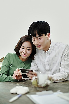 포토 JPG 부부 응시 여자 남자 신혼부부 실내 미소 사람 앉기 상반신 20대 성인 두명 앞모습 임신 기쁨 한국인 초음파사진 부부라이프 성인만 국내포토 라이프스타일 커플 시선 감정 뷰포인트 모션 표정 동양인 청년 내부 신혼 파일형식