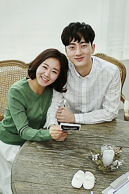 포토 JPG 부부 응시 여자 남자 신혼부부 실내 미소 사람 앉기 상반신 20대 성인 두명 앞모습 임신 기쁨 한국인 아기신발 초음파사진 부부라이프 성인만 국내포토 라이프스타일 커플 시선 감정 뷰포인트 신발 모션 표정 동양인 청년 내부 아기용품 신혼 파일형식