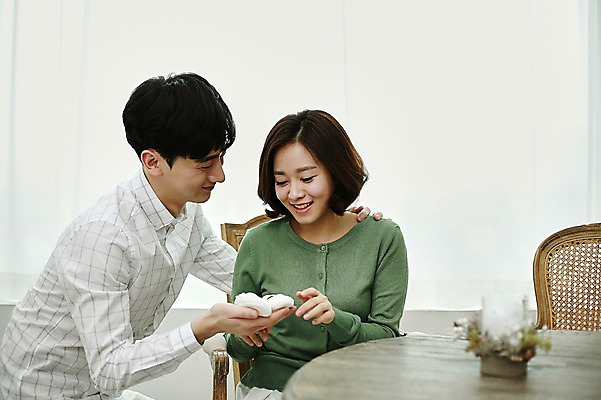 포토 JPG 부부 응시 여자 남자 의자 신혼부부 실내 미소 들기 사람 앉기 상반신 20대 성인 두명 앞모습 옆모습 임신 한국인 아기신발 부부라이프 성인만 국내포토 라이프스타일 커플 시선 뷰포인트 가구 신발 모션 표정 동양인 청년 내부 아기용품 신혼 파일형식