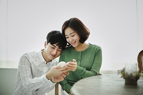 포토 JPG 부부 응시 여자 남자 신혼부부 실내 미소 들기 사람 앉기 상반신 20대 성인 두명 앞모습 임신 한국인 아기신발 부부라이프 성인만 국내포토 라이프스타일 커플 시선 뷰포인트 신발 모션 표정 동양인 청년 내부 아기용품 신혼 파일형식