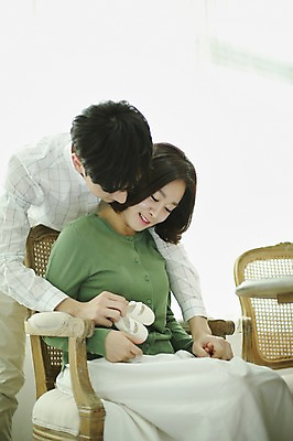 포토 JPG 부부 응시 여자 남자 의자 신혼부부 실내 서기 미소 사람 앉기 상반신 20대 성인 두명 옆모습 손잡기 임신 한국인 아기신발 백허그 부부라이프 성인만 국내포토 라이프스타일 커플 시선 뷰포인트 가구 신발 모션 포옹 표정 동양인 청년 내부 아기용품 신혼 파일형식