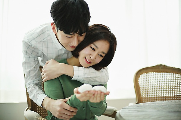 포토 JPG 부부 응시 여자 남자 신혼부부 실내 서기 미소 들기 사람 앉기 상반신 20대 성인 두명 옆모습 임신 한국인 아기신발 백허그 부부라이프 성인만 국내포토 라이프스타일 커플 시선 뷰포인트 신발 모션 포옹 표정 동양인 청년 내부 아기용품 신혼 파일형식