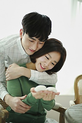 포토 JPG 부부 응시 여자 남자 신혼부부 실내 서기 미소 사람 앉기 상반신 20대 성인 두명 옆모습 임신 한국인 아기신발 백허그 부부라이프 성인만 국내포토 라이프스타일 커플 시선 뷰포인트 신발 모션 포옹 표정 동양인 청년 내부 아기용품 신혼 파일형식 관계 안기 인종 생활 오브젝트