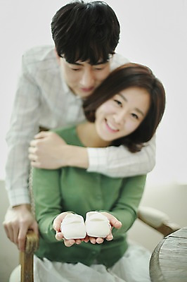 포토 JPG 부부 응시 여자 남자 신혼부부 실내 미소 들기 사람 상반신 20대 성인 두명 앞모습 임신 한국인 아기신발 백허그 부부라이프 성인만 국내포토 라이프스타일 커플 시선 뷰포인트 신발 모션 포옹 표정 동양인 청년 내부 아기용품 신혼 파일형식