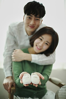 포토 JPG 부부 응시 여자 남자 신혼부부 실내 서기 미소 들기 사람 앉기 상반신 20대 성인 두명 앞모습 임신 한국인 아기신발 백허그 부부라이프 성인만 국내포토 라이프스타일 커플 시선 뷰포인트 신발 모션 포옹 표정 동양인 청년 내부 아기용품 신혼 파일형식