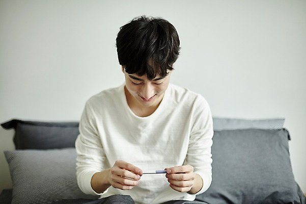 포토 JPG 응시 남자 실내 한명 미소 사람 앉기 상반신 20대 성인 앞모습 임신 기쁨 한국인 침대 임신테스트기 부부라이프 성인남자한명만 국내포토 1 라이프스타일 시선 감정 뷰포인트 가구 모션 표정 동양인 청년 내부 의료용품 남자한명만 성인남자만 파일형식