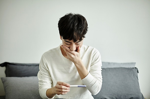 포토 JPG 응시 남자 실내 한명 사람 앉기 상반신 20대 성인 앞모습 임신 기쁨 한국인 침대 임신테스트기 부부라이프 성인남자한명만 국내포토 1 라이프스타일 시선 감정 뷰포인트 가구 모션 동양인 청년 내부 의료용품 남자한명만 성인남자만 파일형식