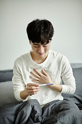 포토 JPG 응시 남자 실내 한명 미소 사람 앉기 상반신 20대 성인 앞모습 임신 기쁨 한국인 침대 안도 임신테스트기 부부라이프 성인남자한명만 국내포토 1 라이프스타일 시선 감정 뷰포인트 가구 모션 표정 동양인 청년 내부 의료용품 남자한명만 성인남자만 파일형식