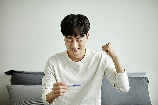 포토 JPG 응시 남자 실내 한명 미소 사람 앉기 상반신 20대 성인 앞모습 파이팅 주먹 임신 기쁨 한국인 침대 안도 임신테스트기 부부라이프 성인남자한명만 국내포토 1 라이프스타일 시선 감정 뷰포인트 가구 모션 표정 동양인 청년 내부 의료용품 남자한명만 성인남자만 파일형식