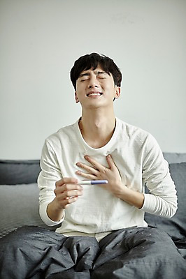 포토 JPG 남자 실내 한명 미소 사람 앉기 상반신 20대 성인 앞모습 눈감음 임신 기쁨 한국인 침대 안도 임신테스트기 부부라이프 성인남자한명만 국내포토 1 라이프스타일 감정 뷰포인트 가구 모션 표정 동양인 청년 내부 의료용품 남자한명만 성인남자만 파일형식