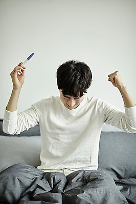 포토 JPG 남자 성공 실내 한명 들기 사람 앉기 상반신 20대 성인 앞모습 손들기 파이팅 주먹 임신 기쁨 한국인 침대 안도 임신테스트기 부부라이프 성인남자한명만 국내포토 1 라이프스타일 감정 뷰포인트 가구 컨셉 모션 동양인 청년 내부 의료용품 남자한명만 성인남자만 파일형식