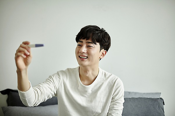 포토 JPG 응시 남자 실내 한명 미소 들기 사람 앉기 상반신 20대 성인 앞모습 임신 기쁨 한국인 침대 임신테스트기 부부라이프 성인남자한명만 국내포토 1 라이프스타일 시선 감정 뷰포인트 가구 모션 표정 동양인 청년 내부 의료용품 남자한명만 성인남자만 파일형식