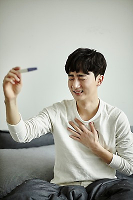 포토 JPG 남자 실내 한명 들기 사람 앉기 상반신 20대 성인 앞모습 눈감음 임신 기쁨 한국인 침대 안도 임신테스트기 부부라이프 성인남자한명만 국내포토 1 라이프스타일 감정 뷰포인트 가구 모션 동양인 청년 내부 의료용품 남자한명만 성인남자만 파일형식