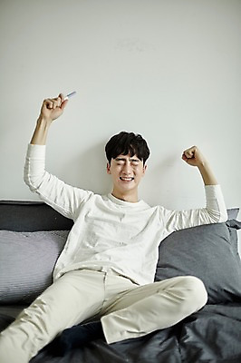 포토 JPG 전신 응시 남자 실내 한명 미소 들기 사람 앉기 20대 성인 앞모습 손들기 눈감음 파이팅 주먹 임신 기쁨 한국인 침대 안도 임신테스트기 부부라이프 성인남자한명만 국내포토 1 라이프스타일 시선 감정 뷰포인트 가구 모션 표정 동양인 청년 내부 의료용품 남자한명만 성인남자만 파일형식