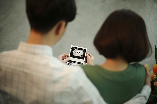 포토 JPG 부부 응시 여자 남자 신혼부부 안기 실내 사람 앉기 상반신 20대 성인 두명 뒷모습 임신 기쁨 한국인 초음파사진 부부라이프 성인만 어깨에손 국내포토 라이프스타일 커플 시선 감정 뷰포인트 모션 동양인 청년 내부 신혼 파일형식