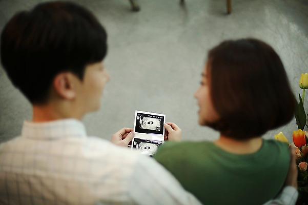 포토 JPG 부부 응시 여자 남자 신혼부부 안기 실내 사람 앉기 상반신 20대 성인 두명 뒷모습 마주보기 임신 기쁨 한국인 초음파사진 부부라이프 성인만 국내포토 라이프스타일 커플 시선 감정 뷰포인트 모션 동양인 청년 내부 신혼 파일형식