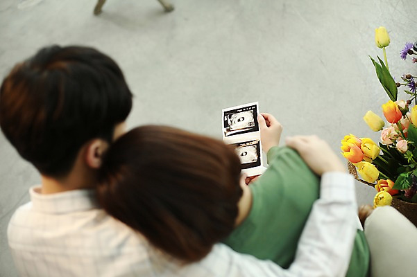 포토 JPG 부부 응시 여자 남자 꽃 신혼부부 안기 실내 사람 상반신 20대 성인 두명 뒷모습 기댐 임신 기쁨 한국인 초음파사진 부부라이프 성인만 국내포토 식물 라이프스타일 커플 시선 감정 뷰포인트 모션 동양인 청년 내부 신혼 파일형식