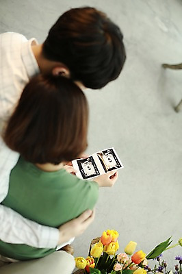 포토 JPG 부부 응시 여자 남자 꽃 신혼부부 안기 사람 앉기 상반신 20대 성인 두명 뒷모습 소파 기댐 임신 기쁨 한국인 초음파 초음파사진 부부라이프 성인만 어깨에손 국내포토 식물 라이프스타일 커플 시선 감정 뷰포인트 의자 모션 동양인 청년 신혼 파일형식