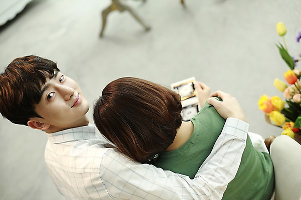 포토 JPG 부부 응시 여자 남자 신혼부부 미소 사람 앉기 상반신 20대 성인 두명 뒷모습 하이앵글 기댐 임신 기쁨 한국인 뒤돌아보기 초음파사진 부부라이프 성인만 어깨에손 국내포토 라이프스타일 커플 시선 감정 뷰포인트 모션 표정 동양인 청년 신혼 파일형식