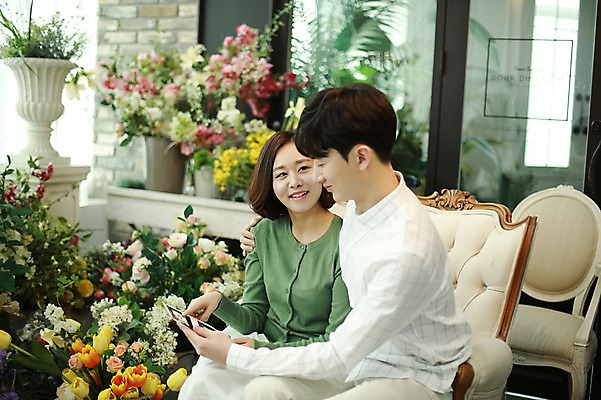 포토 JPG 부부 응시 여자 남자 신혼부부 실내 미소 사람 앉기 상반신 20대 성인 두명 옆모습 소파 임신 기쁨 한국인 안도 초음파사진 부부라이프 성인만 어깨에손 국내포토 라이프스타일 커플 시선 감정 뷰포인트 의자 모션 표정 동양인 청년 내부 신혼 파일형식