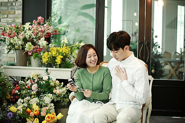 포토 JPG 부부 응시 여자 남자 꽃 화분 신혼부부 실내 미소 사람 앉기 상반신 20대 성인 두명 앞모습 소파 임신 기쁨 한국인 안도 초음파사진 부부라이프 성인만 국내포토 식물 라이프스타일 커플 시선 감정 뷰포인트 의자 모션 표정 동양인 청년 내부 신혼 파일형식