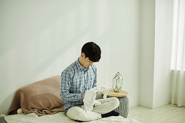 포토 JPG 전신 응시 남자 실내 한명 들기 사람 앉기 20대 성인 옆모습 임신 기쁨 만지기 한국인 침대 유아복 부부라이프 성인남자한명만 국내포토 1 라이프스타일 시선 옷 감정 뷰포인트 가구 모션 동양인 청년 내부 아기용품 남자한명만 성인남자만 파일형식