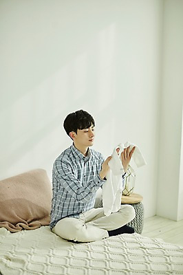 포토 JPG 전신 응시 남자 실내 한명 들기 사람 앉기 20대 성인 옆모습 임신 기쁨 한국인 침대 유아복 부부라이프 성인남자한명만 국내포토 1 라이프스타일 시선 옷 감정 뷰포인트 가구 모션 동양인 청년 내부 아기용품 남자한명만 성인남자만 파일형식