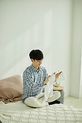 포토 JPG 전신 응시 남자 실내 한명 미소 사람 앉기 20대 성인 옆모습 임신 기쁨 만지기 한국인 침대 유아복 부부라이프 성인남자한명만 국내포토 1 라이프스타일 시선 옷 감정 뷰포인트 가구 모션 표정 동양인 청년 내부 아기용품 남자한명만 성인남자만 파일형식