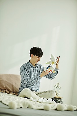 포토 JPG 전신 응시 남자 실내 한명 미소 들기 사람 앉기 20대 성인 옆모습 임신 기쁨 한국인 침대 유아복 모빌 부부라이프 성인남자한명만 국내포토 1 라이프스타일 시선 옷 감정 뷰포인트 가구 모션 표정 동양인 청년 내부 아기용품 남자한명만 성인남자만 파일형식