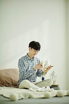 포토 JPG 전신 응시 남자 실내 한명 미소 들기 사람 앉기 20대 성인 옆모습 임신 기쁨 한국인 침대 유아복 모빌 부부라이프 성인남자한명만 국내포토 1 라이프스타일 시선 옷 감정 뷰포인트 가구 모션 표정 동양인 청년 내부 아기용품 남자한명만 성인남자만 파일형식