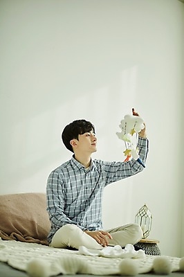 포토 JPG 전신 응시 남자 실내 한명 미소 들기 사람 앉기 20대 성인 옆모습 임신 기쁨 한국인 침대 유아복 모빌 부부라이프 성인남자한명만 국내포토 1 라이프스타일 시선 옷 감정 뷰포인트 가구 모션 표정 동양인 청년 내부 아기용품 남자한명만 성인남자만 파일형식