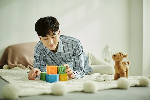 포토 JPG 응시 남자 인형 엎드리기 실내 한명 미소 사람 상반신 20대 성인 앞모습 장난감 블록 임신 기쁨 한국인 침대 부부라이프 성인남자한명만 국내포토 1 라이프스타일 시선 감정 뷰포인트 가구 모션 표정 동양인 청년 내부 남자한명만 성인남자만 파일형식