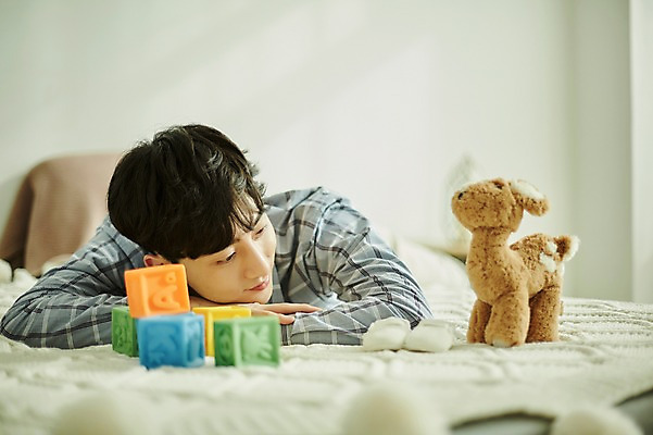 포토 JPG 응시 남자 인형 엎드리기 실내 한명 미소 사람 상반신 20대 성인 앞모습 장난감 블록 임신 기쁨 한국인 침대 아기신발 부부라이프 성인남자한명만 국내포토 1 라이프스타일 시선 감정 뷰포인트 가구 신발 모션 표정 동양인 청년 내부 아기용품 남자한명만 성인남자만 파일형식