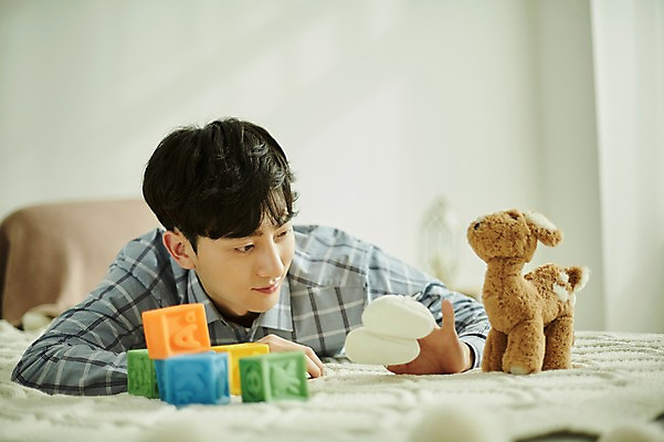 포토 JPG 응시 남자 인형 엎드리기 실내 한명 미소 들기 사람 상반신 20대 성인 앞모습 임신 기쁨 한국인 침대 아기신발 모빌 부부라이프 성인남자한명만 국내포토 1 라이프스타일 시선 감정 뷰포인트 가구 신발 모션 표정 동양인 청년 내부 아기용품 남자한명만 성인남자만 파일형식