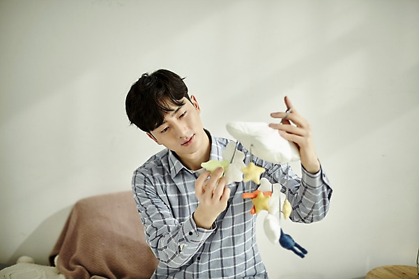 포토 JPG 응시 남자 실내 한명 들기 사람 앉기 상반신 20대 성인 앞모습 임신 기쁨 한국인 침대 모빌 부부라이프 성인남자한명만 국내포토 1 라이프스타일 시선 감정 뷰포인트 가구 모션 동양인 청년 내부 아기용품 남자한명만 성인남자만 파일형식