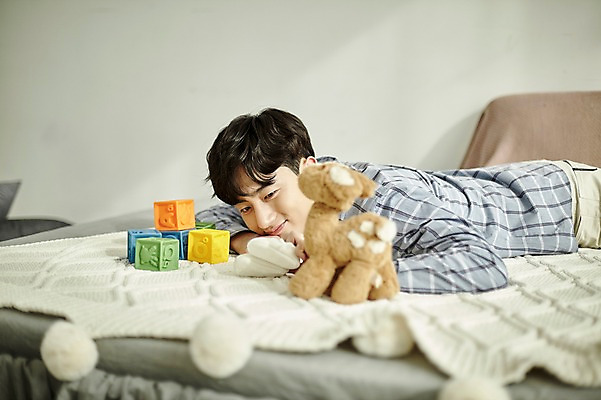 포토 JPG 응시 남자 인형 엎드리기 실내 한명 미소 사람 상반신 20대 성인 옆모습 장난감 블록 임신 기쁨 만지기 한국인 침대 아기신발 부부라이프 성인남자한명만 국내포토 1 라이프스타일 시선 감정 뷰포인트 가구 신발 모션 표정 동양인 청년 내부 아기용품 남자한명만 성인남자만 파일형식