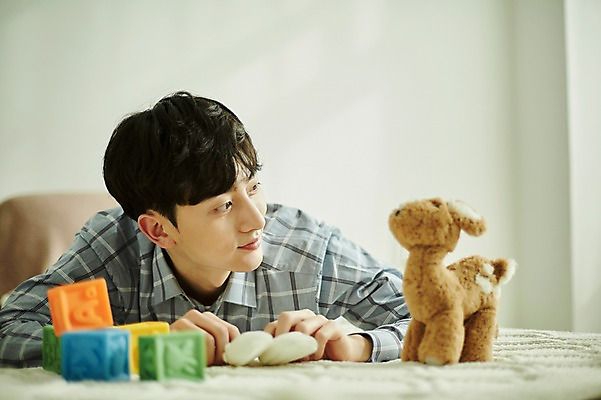 포토 JPG 응시 남자 인형 엎드리기 실내 한명 미소 사람 상반신 20대 성인 앞모습 장난감 블록 임신 기쁨 한국인 침대 부부라이프 성인남자한명만 국내포토 1 라이프스타일 시선 감정 뷰포인트 가구 모션 표정 동양인 청년 내부 남자한명만 성인남자만 파일형식