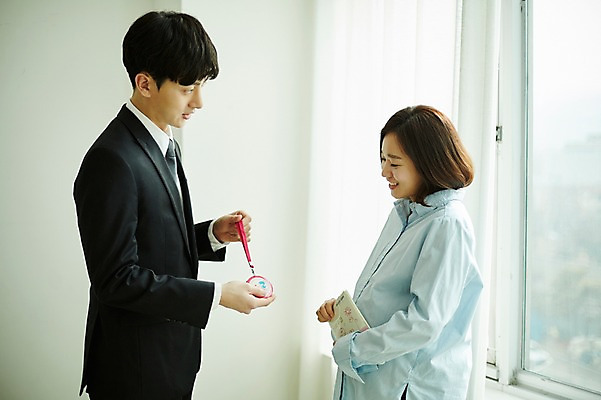 포토 JPG 응시 여자 남자 실내 서기 미소 들기 사람 상반신 20대 성인 두명 옆모습 마주보기 임산부 한국인 배지 보험 산모수첩 성인만 국내포토 시선 뷰포인트 모션 표정 동양인 청년 내부 다이어리 임신 파일형식