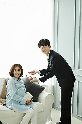 포토 JPG 전신 응시 여자 남자 실내 서기 미소 들기 사람 앉기 상반신 20대 성인 두명 옆모습 소파 임산부 한국인 배지 보험 산모수첩 성인만 국내포토 시선 뷰포인트 의자 모션 표정 동양인 청년 내부 다이어리 임신 파일형식