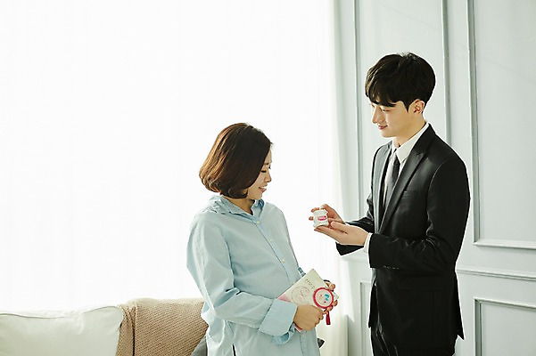 포토 JPG 응시 여자 남자 실내 미소 들기 사람 상반신 20대 성인 두명 옆모습 약 임산부 한국인 배지 보험 산모수첩 성인만 철분제 국내포토 시선 뷰포인트 의학 모션 표정 동양인 청년 내부 다이어리 임신 파일형식